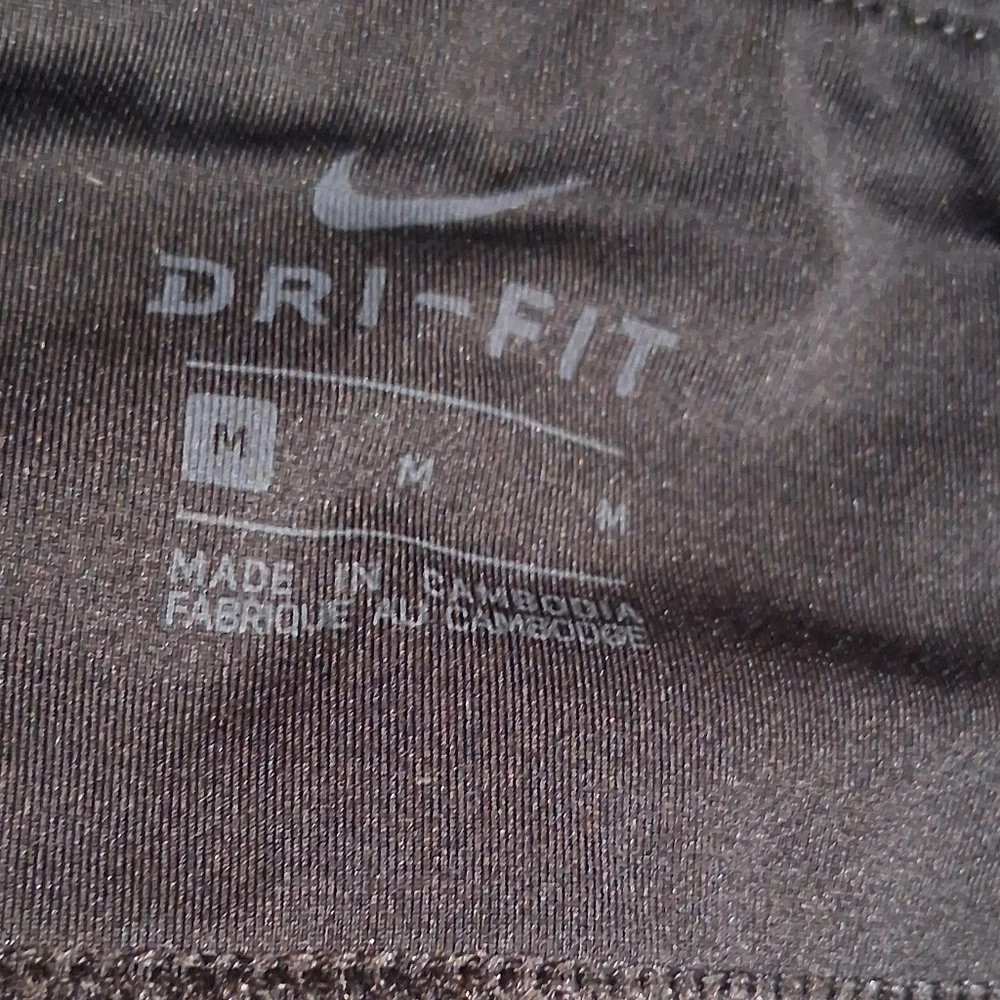EUC - NIKE - Dri Fit Capri Cropped Black Yoga Workout Leggings - Women Medium - Picture 2 of 14